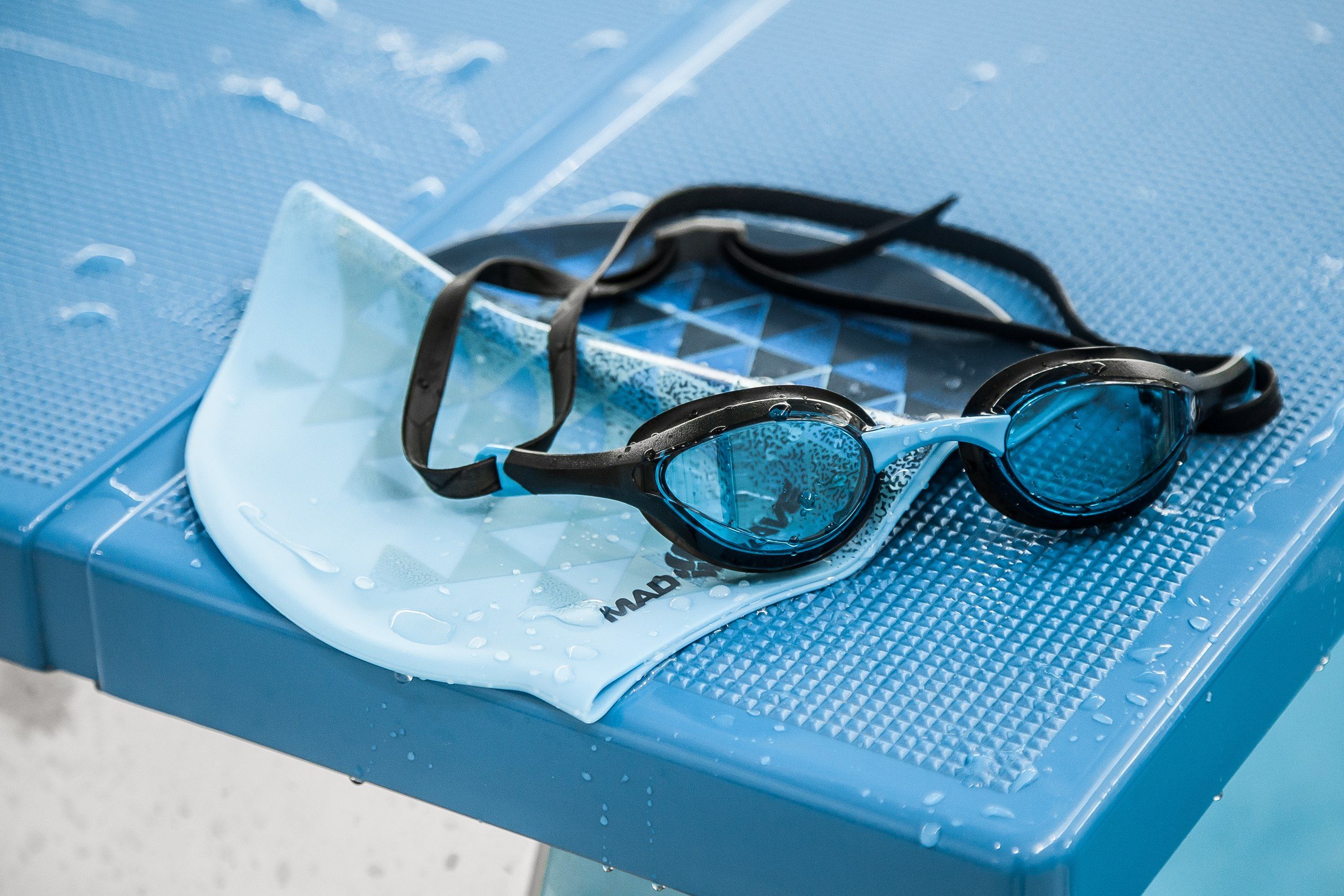 Потеют очки в бассейне. Очки Мэд Вэйв для плавания. Очки для плавания реклама. Очки для плавания упаковка. Топовые очки для плавания.